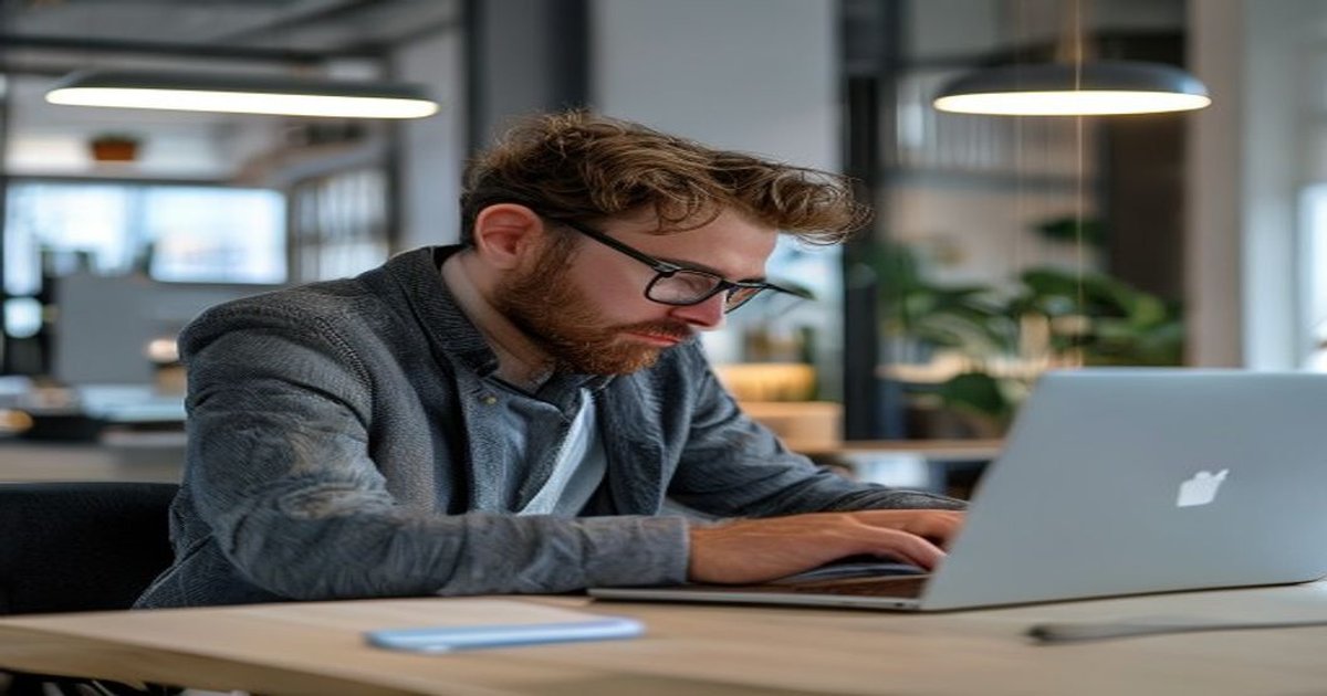 Gründerin prüft am Laptop die EU-AI-Act-Compliance-Anforderungen in einem modernen Büro