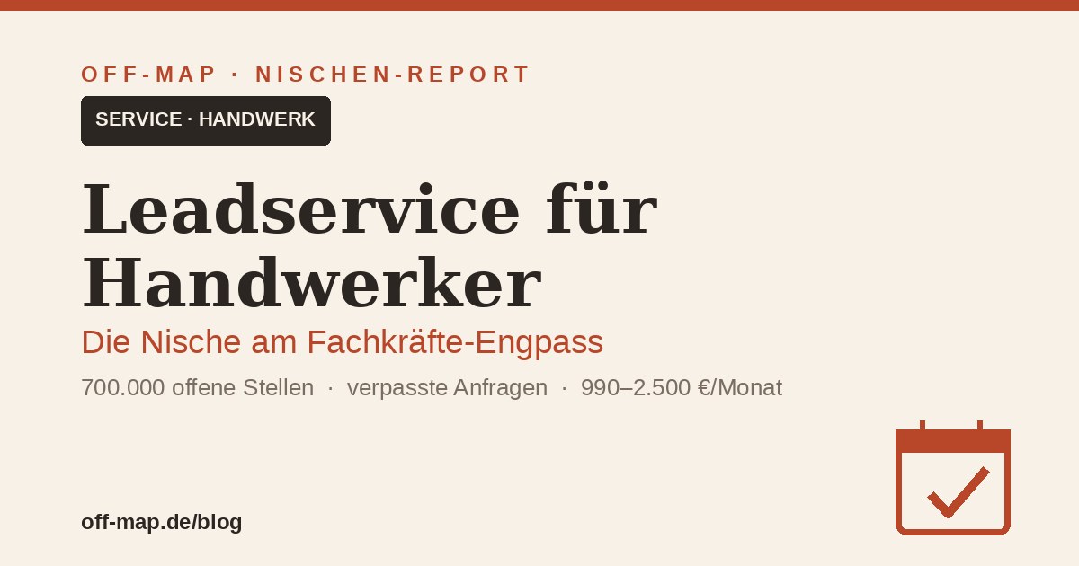 Handwerker im modernen Betrieb prüft eine neue Kundenanfrage auf dem Tablet