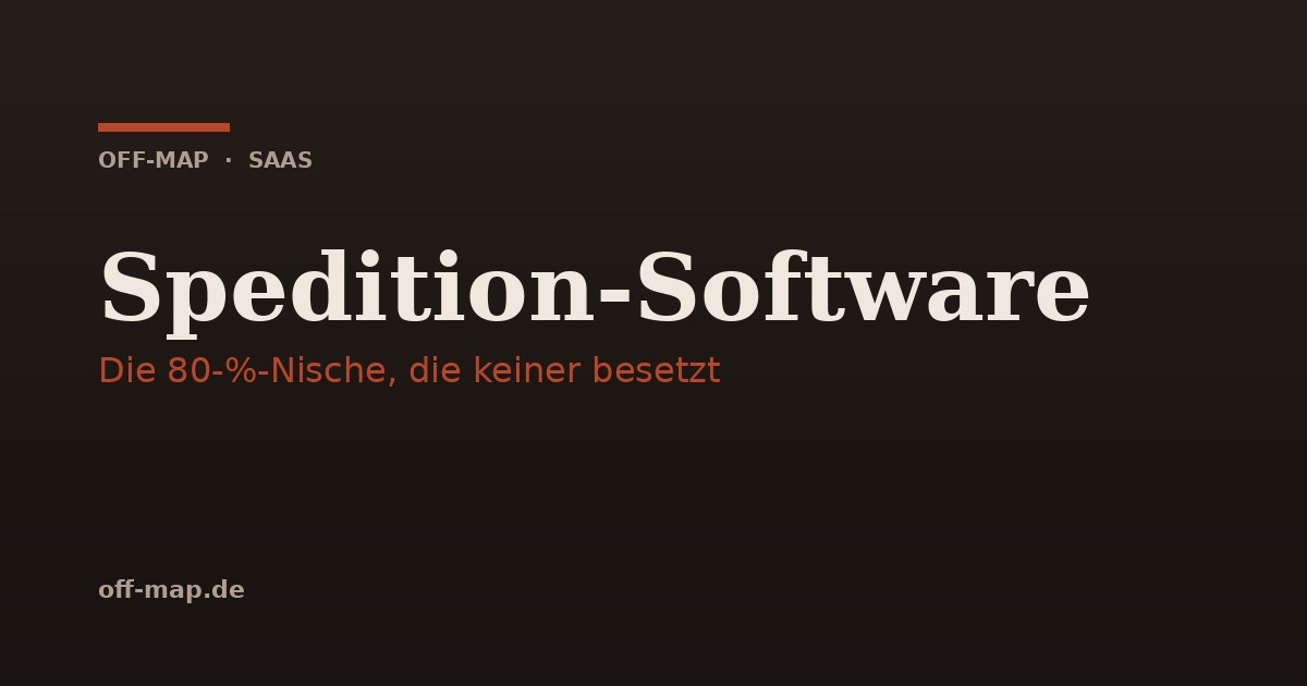 Disponentin einer kleinen Spedition arbeitet am Laptop im Büro bei Tageslicht