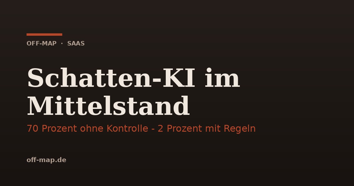 Geschäftsführerin und IT-Verantwortlicher prüfen in einem mittelständischen Büro gemeinsam eine Liste von KI-Tools am Laptop